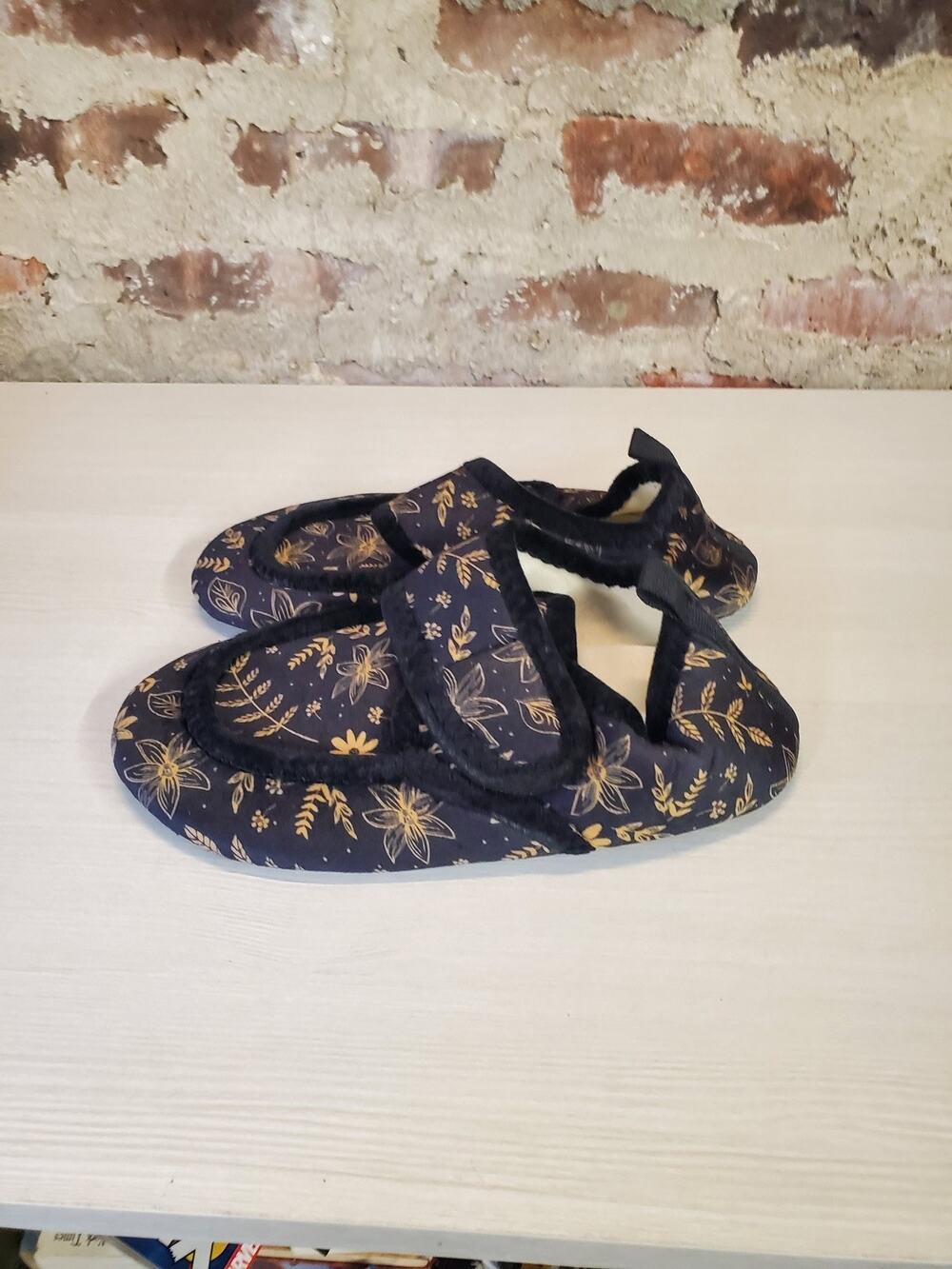 Womens Slippers Indoor Shoes Black Gold Floral Print Soft Fleece Lined US 9 10